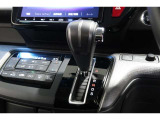 インパネシフトだから視線の移動も少なく足元もスッキリ♪運転席もゆったりしているのでゆとりを持ってドライブできますね!