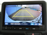 リアワイドカメラシステム!従来の視野に加えて、後方側方を約180&deg;まで見えるワイドビューと、後方を真上から見たような視野で駐車時などに便利なトップダウンビューの3つの視野があります!