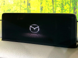 【10.25インチマツダコネクト】車内の雰囲気にマッチした大型ディスプレイ。スマホ接続でのナビ使用やBluetooth再生等、様々な機能が楽しめます。直感的なダイヤル操作が可能で、使い勝手も良好です。