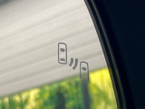 【ブラインドスポットモニター】走行中、ドアミラーの死角になりやすい箇所に後続車が接近するとサイドミラーのレンズに警告を表示!ドライバーに注意喚起をしてくれます。