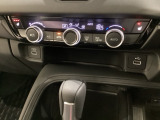 オートエアコンがついてますので、簡単操作で快適に過ごせます。リア熱線のスイッチの中にサイドミラーヒーターも入っています。パネル内のシートヒータースイッチは前席の左右別々に温度設定ができます。