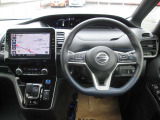 広々とした運転席周りです。