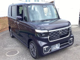 自社整備工場で点検整備をおこなってからお渡ししています。車検が残っている場合は『12ヶ月点検整備』を、車検整備付きの場合は『車検整備』をおこないます。整備費用は車両本体価格に含まれています。