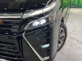 【LEDヘッドライト】悪天候や夜間走行時も良好な視界を確保し安心して運転できる高輝度LEDヘッドライトを装備!点灯速度が早く、消費電力も抑えられています。