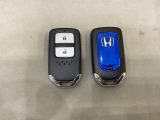 スマートキーを装備しています。鍵を差し込むことなくドアロックの開け閉めと、スタートボタン操作でのエンジンスタートができます。スペアキーも同じものを用意しております。