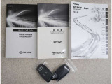 メンテナンスノート、取扱説明書です。 その車の整備記録が事細やかに記録されています。 車が生まれてから今までどのような道を歩んできたのか判るとても重要な物ですよ。