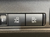 【ハンズフリー機能付き両側パワースライドドア】スライドドアの下に足先を入れてすぐ引くと、自動的にスライドドアが開閉します!荷物で両手がふさがった状態でも、ドアの開閉ができてとっても便利!