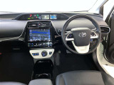 運転席周りのレイアウトをご覧ください。ナビゲーションが綺麗に装着されすっきり収まってますね!