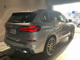 【BMWの伝統-3】BMWのお車は、&ldquo;駆け抜ける歓び&rdquo;を体現しております。走行の安定性とコーナリングの良さを追求し、思い通りにハンドルの操作可能です。