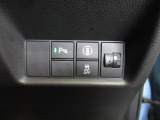 パーキングセンサーや横滑りを防ぐVSA等のスイッチ類は運転席の右側、手の届きやすい位置にあります。