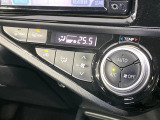 【オートエアコン】一度お好みの温度に設定すれば、車内の温度を検知し風量や温度を自動で調整。暑い&hellip;寒い&hellip;と何度もスイッチ操作をする必要はありません。快適な車内空間には必須の機能ですね♪