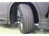 タイヤサイズ 235/45R21。