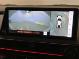 【パノラミックビューモニター】映像で、見づらい車両周辺の確認をアシスト。クルマを真上から見ているような映像を表示。 運転席から確認しにくい車両周囲の状況を把握。