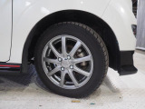 実車はアルミホイール組みのスタッドレスタイヤを装着しています。残り溝の量などタイヤの状態は実物にてご確認をお願いします。