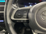 【ステアリングスイッチ】運転中に視線を前に向けたまま画面の操作できます。