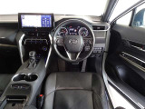 革巻きステアリングで快適な操作性の運転席です。