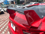【大型リヤスポイラー】スポーツカーらしさがグッと引き立つ大型リヤスポイラーを装着♪高速走行時のスタビリティ(走行安定性)向上に役立ちます。