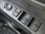 各席のパワーウインドウを手元で操作可能。使い勝手の良い設計です。