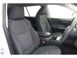 しっかりとしていて上質な座り心地のシートです。 座り心地も良くて長時間の運転も快適ですよ。 肌触りの良いシートが評判です。