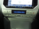 運転席・助手席・独立型オートエアコン。運転席と助手席で別々の温度設定ができ快適なドライブが楽しめます!高級グレードの証ですね!