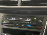 タッチコントロール式2ゾーンフルオートエアコンパネル。運転席、助手席それぞれ独立して温度管理が可能です。花粉やダストを除去するフレッシュエアフィルターも装備され、クリーンな室内環境を保ちます。