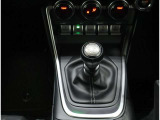 「運転が楽しい!」6速のマニュアル車です!シフトノブを握ってクラッチを踏んでシフトチェンジをする、この&lsquo;自分が車を操っている感覚&lsquo;の動きが醍醐味のマニュアル車を是非ご体感下さい♪