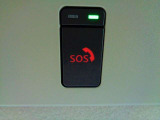 急病時や危険を感じた時、SOSコールスイッチを押すと専門のオペレータに繋がって、警察や消防への連携をサポートしてくれます。また、万が一の事故発生時には、エアバッグ展開と連動して自動通報します。別途契約要