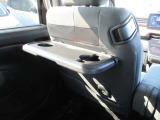 便利なカップホルダーを装備しています。缶ジュースを開けて運転していると振動で倒れないかヒヤヒヤ、意外と置き場に困るもの。 意外に重要な装備ですね。