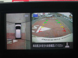 アラウンドビューモニター(車両を上から見たように表示)装着で車庫入れをサポート