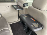 運転席シートと助手席シートの後ろ側にテーブルがあり便利です!