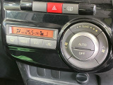 【オートエアコン】一度お好みの温度に設定すれば、車内の温度を検知し風量や温度を自動で調整。暑い&hellip;寒い&hellip;と何度もスイッチ操作をする必要はありません。快適な車内空間には必須の機能ですね♪
