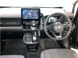 運転席は見やすく整理され、ナビも美しく装着され操作性にも優れています!