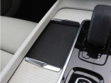 対応機種のスマートフォンを、トンネルコンソールの下のラバープレートに置いておくだけで充電可能。センターディスプレイの機能ビューを使用して、充電プレートのオンとオフを切り替えることができます。