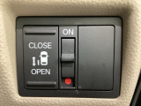 左側電動スライドドアは運転席からでも操作ができるように、ハンドル付近に開閉の操作スイッチが付いています。