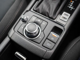 マツダコネクトを操作するコマンダーコントロールです。運転中に自然と手の触れる位置に配置されています。