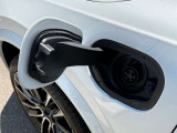リチウムイオンバッテリ(18.8kWh)への充電口は助手席側のフロントフェンダーに配置。ご家庭の200V普通充電で充電可能です。