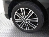 かっこいいホイールですね。 車のイメージを大きく左右するホイール部分はコダワリを持ちたいですね。