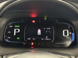 一目で今出ている速度が分かるデジタルメーターを採用しており、うっかりのスピード超過も減りますよ