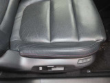 運転席は、細やかな調整が可能なパワーシートになっています。2ポジションメモリーが可能ですので、運転手交代に備えて2名分のポジション登録がお奨めです。