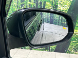 【ブラインドスポットモニター】走行中、ドアミラーの死角になりやすい箇所に後続車が接近するとサイドミラーのレンズに警告を表示!ドライバーに注意喚起をしてくれます。