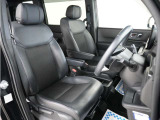 運転席のスペースはゆったりしていて、視界も広く確保されているので普段の運転からロングドライブまで快適です。