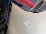 ドアを開くとLEXUSの文字が足元に映ります。
