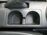 コンソールボックスにもドリンクホルダーがあります。