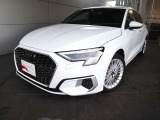 ●一目でAudiとわかる特徴的なシングルフレームグリル・LEDランプ。精悍なフロントマスクからAudiのスマートで上品なブランドを連想させてくれます。女性にも大変ご好評頂いております。