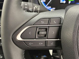 運転中、オーディオの操作をしてて、ハッとしたことはありませんか?ステアリングスイッチは、運転中でもハンドルでオーディオの操作が可能です。安全なドライブをサポートします。