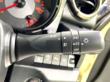 【オートライト】周りの明るさに応じて自動でヘッドライトの点灯・消灯ができる機能です!ライトの付け忘れ・消し忘れなどが無くなり、雨の日や夕方の走行も安心!トンネル通過時も便利ですね♪
