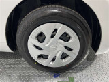 スチールホイールカバー付き。タイヤ装着サイズは「185/65R15」です。