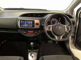 運転席周りのレイアウトをご覧ください。ナビゲーションが綺麗に装着されすっきり収まってますね!