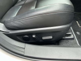【パワーシート】電動なので、きめ細かい調整ができます!自分自身の運転姿勢に合わせた、適切なドライビングポジションが確保できます♪