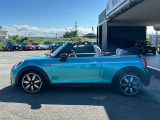 このお洒落感はMINIだけです。外装の顔やボディーだけでも充分かわいいですが、内装も楽しめるインテリア空間となっております。MINIに乗るだけで普段の運転がさらに楽しくなりますよ。